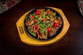 Печень говяжья жаренная с овощами